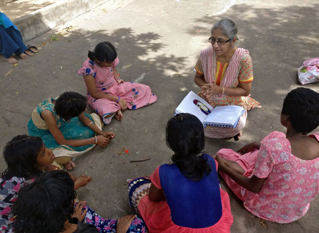 volunteer teaching childrens